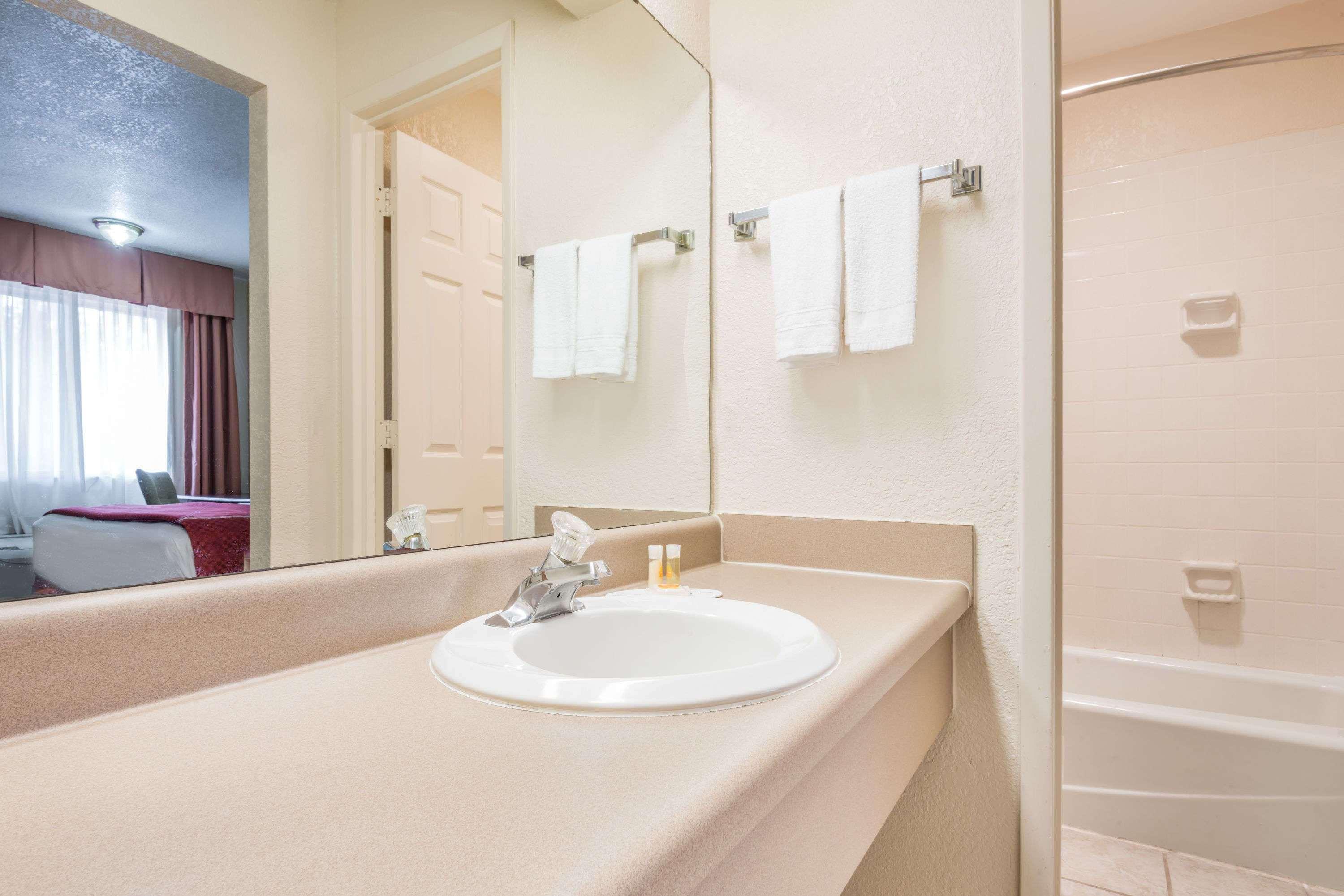 Days Inn By Wyndham Ottawa Bagian luar foto