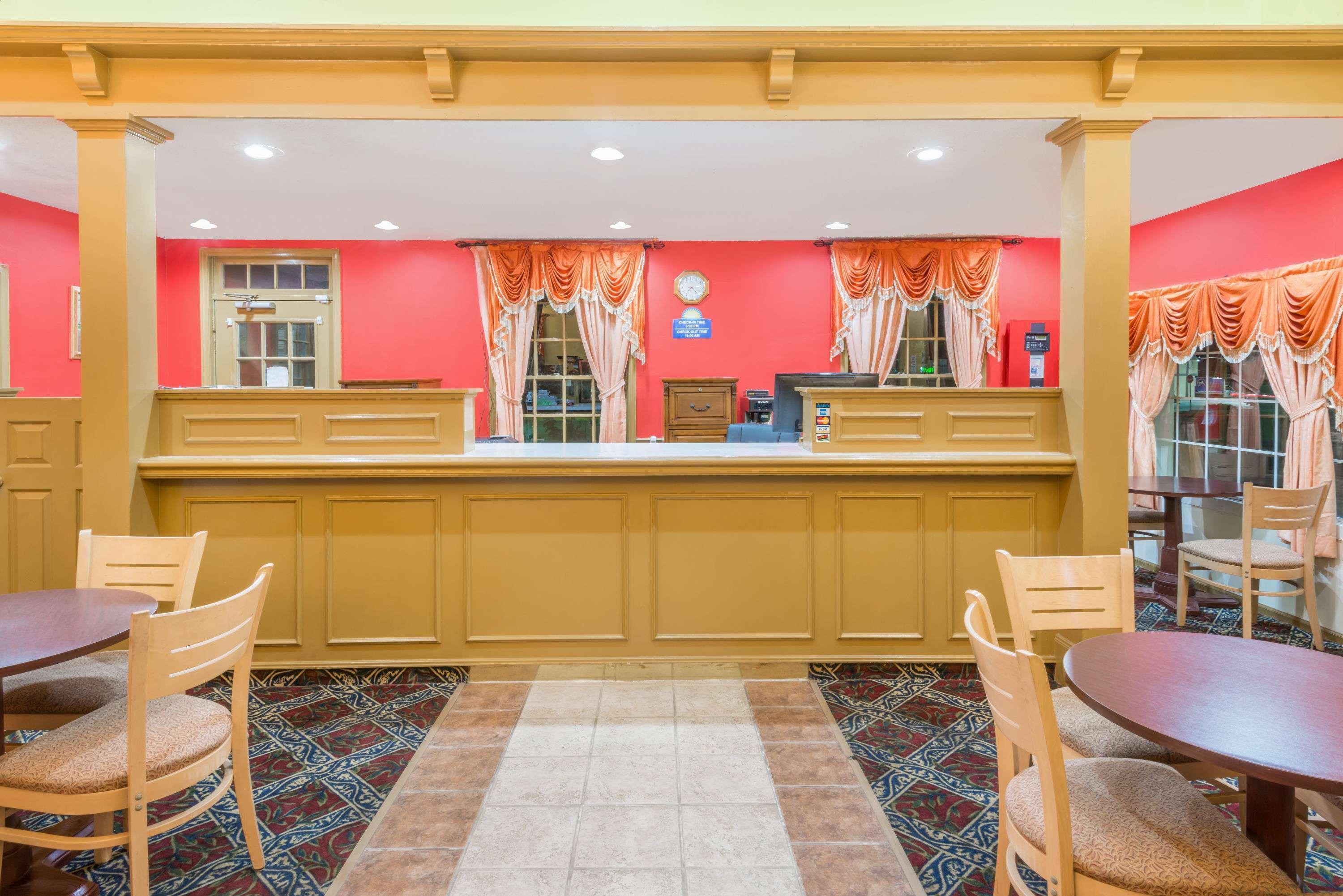 Days Inn By Wyndham Ottawa Bagian luar foto