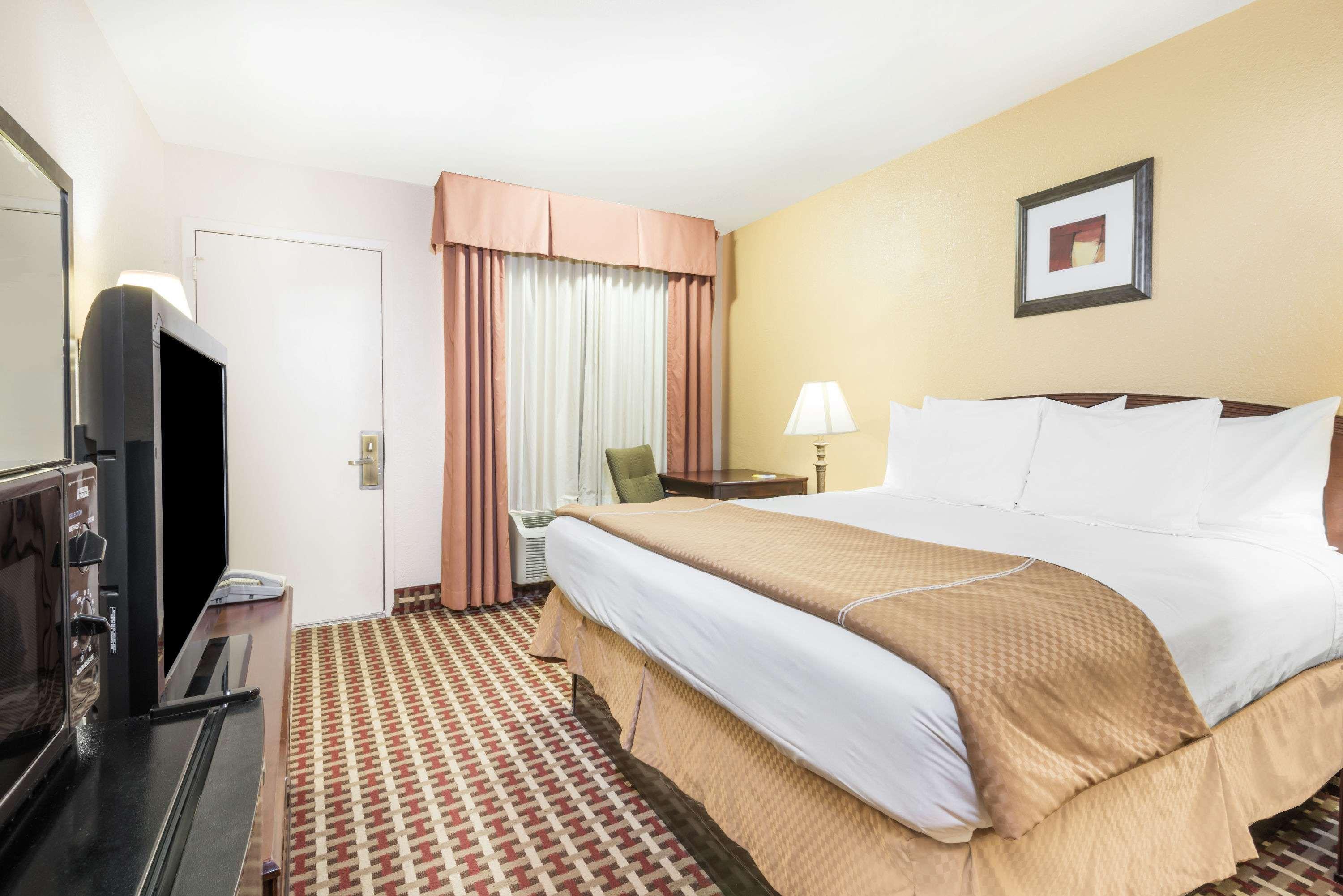Days Inn By Wyndham Ottawa Bagian luar foto